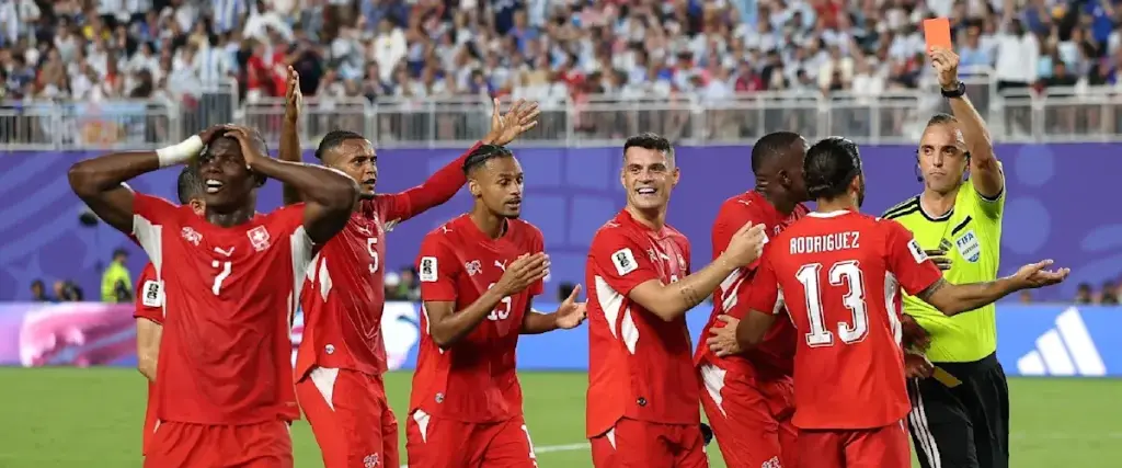 El árbitro portugués Pinheiro muestra la tarjeta roja ante la incredulidad de Embolo (izq.).