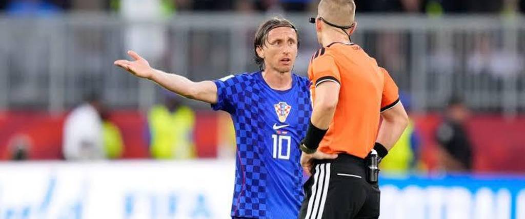El capitán de Croacia Luka Modric reclama al árbitro noruego Espen Eskas en el juego ante Portugal. 