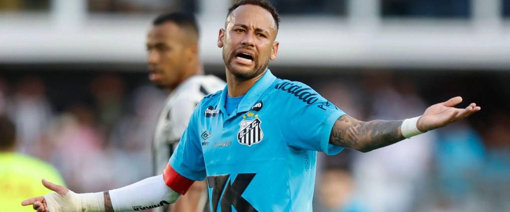 Neymar, astro brasileño con la camiseta del Santos FC en el juego del martes ante Remo por la Copa Brasil.