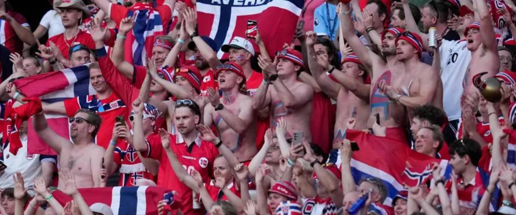 Hinchas de Noruega festejan remando y se hacen viral en RRSS.