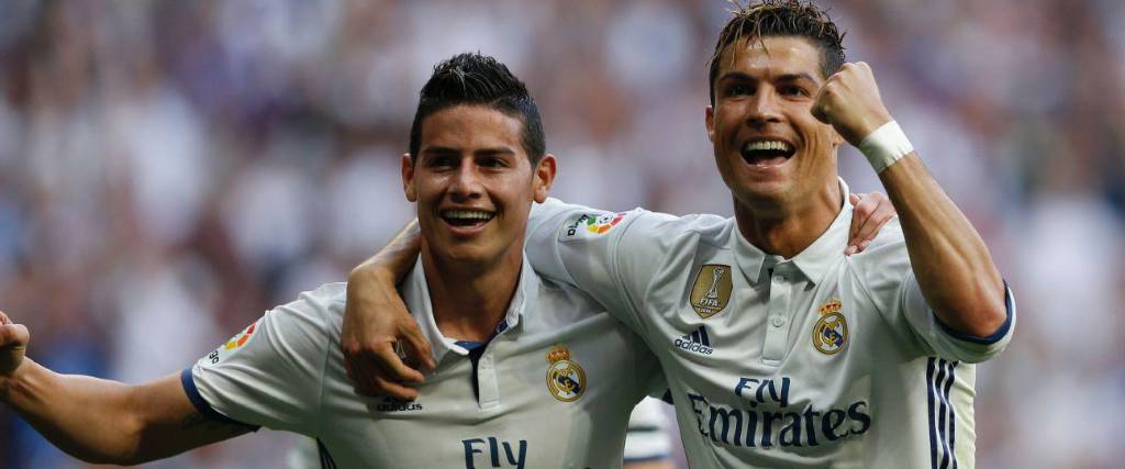James Rodríguez (izq) junto con Cristiano Ronaldo.