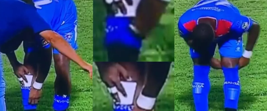 Momento en el que el futbolista cambia sus canilleras por vasos plásticos