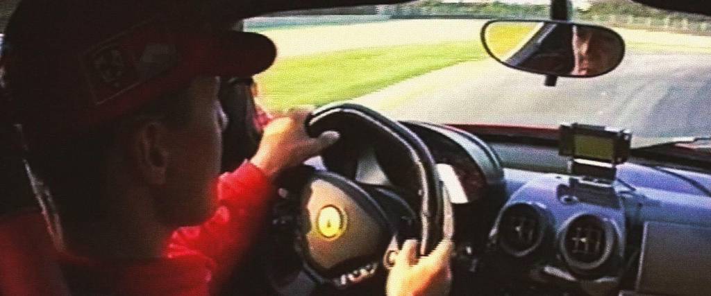 El piloto alemán Michael Schumacher al frente del volante del auto de Ferrari.