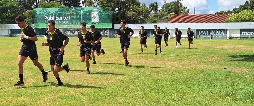 Los refineros realizan su trabajo este martes por la mañana