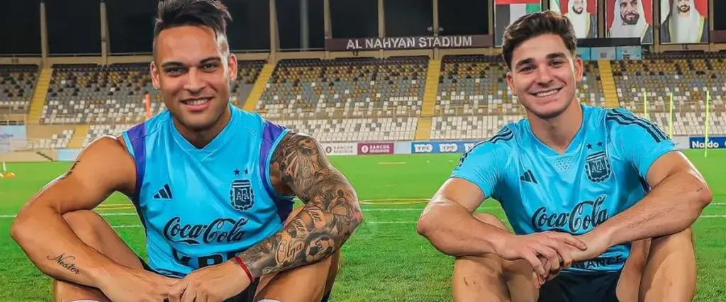 Los delanteros de la selección Argentina, Lautaro Martínez (izq.) y Julián Álvarez.