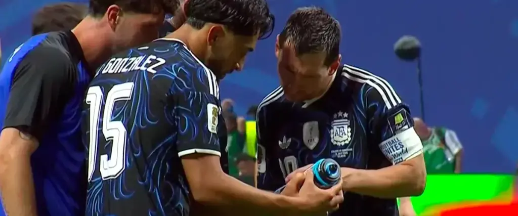 Messi (der.) junto con González observan la lista de pateadores de penales pegada en la botella de Pickford.