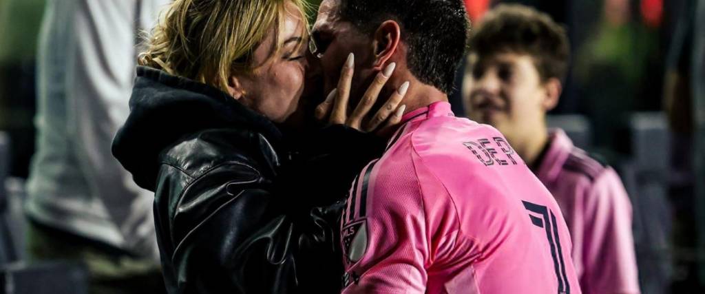 El tierno beso de Rodrigo De Paul y Tini Stoessel 