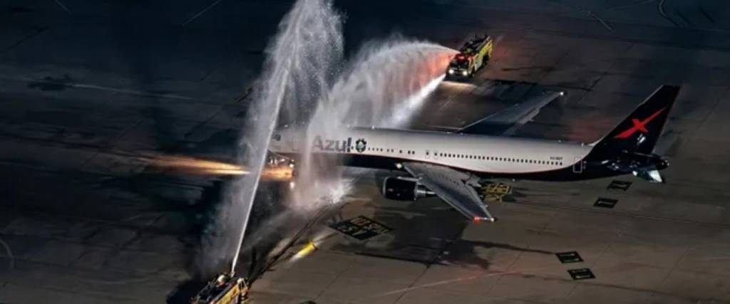 El Boing 767 de la empresa Azul transportó a una delegación de más de 40 personas a Estados Unidos.