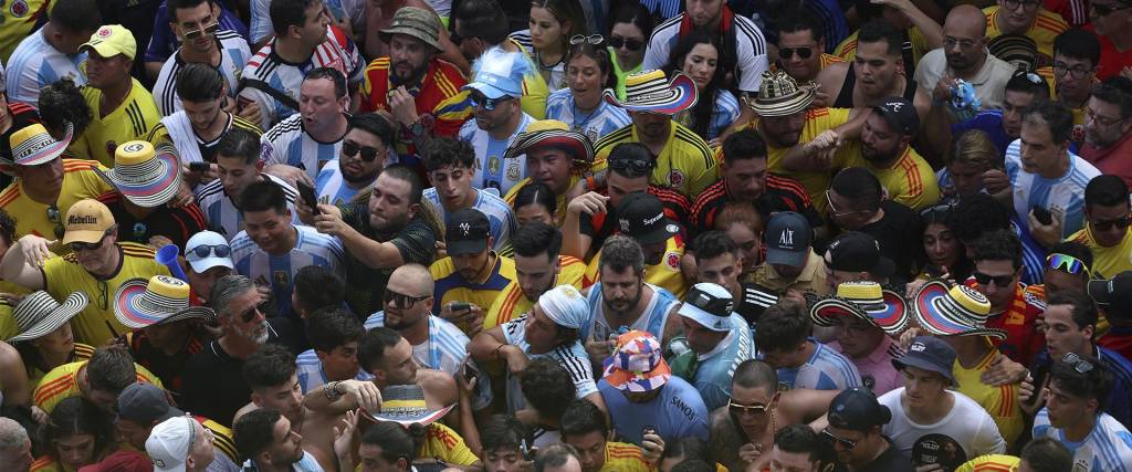 Miles de hinchas argentinos y colombianos tuvieron inconvenientes para ingresar al estadio Hard Rock. 