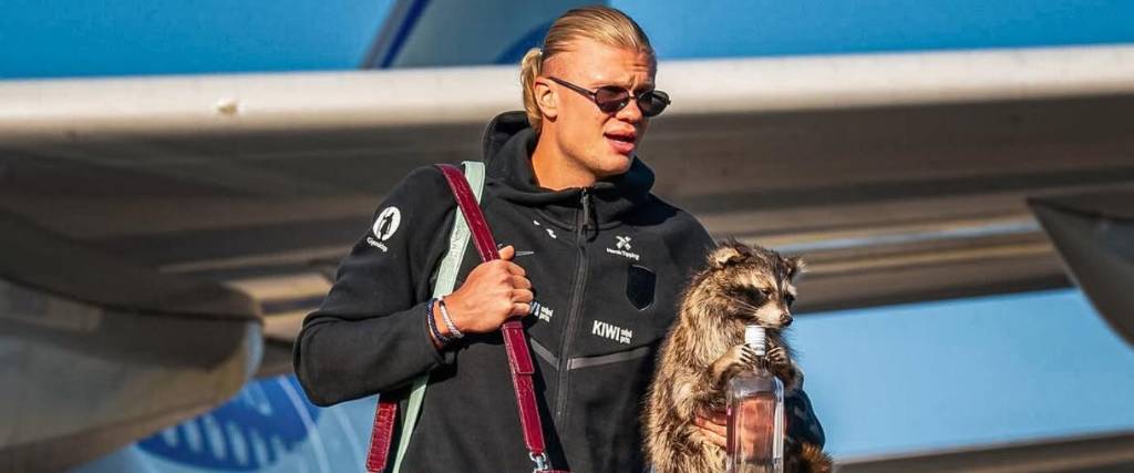 Erling Haaland llega con a Noruega con inesperado acompañante. 