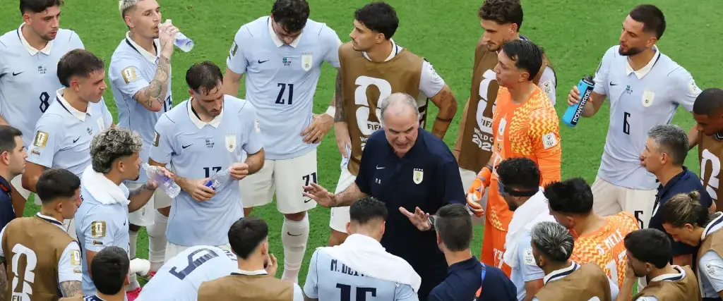 Bielsa (centro) conversa con jugadores de la selección de Uruguay, en partido del Mundial 2026.