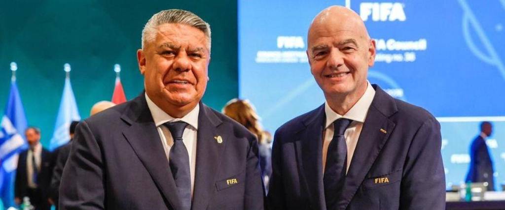 El presidente de la AFA Claudio Tapia (izq.) junto con el titular de la FIFA Gianni Infantino. 