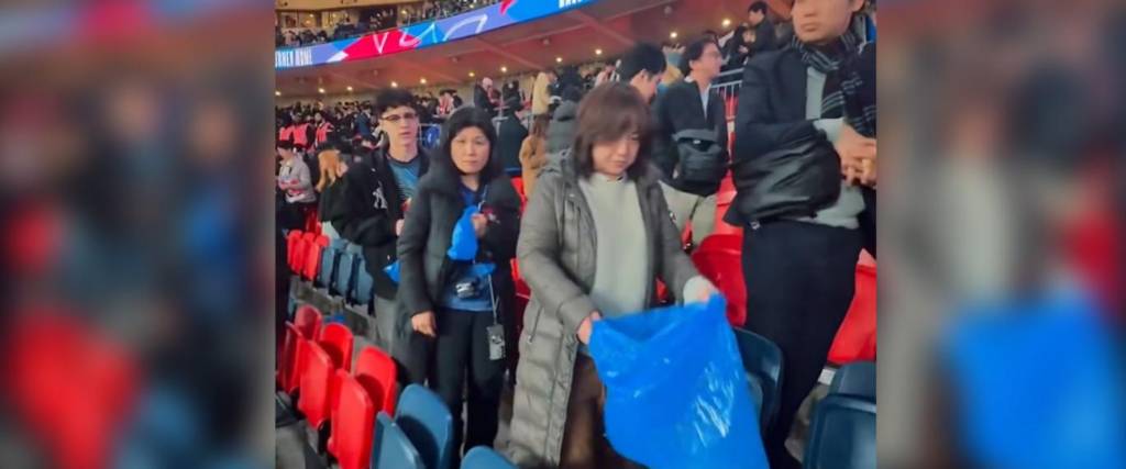Japoneses limpian el estadio tras vencer a Inglaterra 