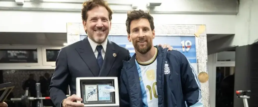 Alejandro Domínguez, titular de la Conmebol, junto con Lionel Messi en su partido de despedida de la Albiceleste.
