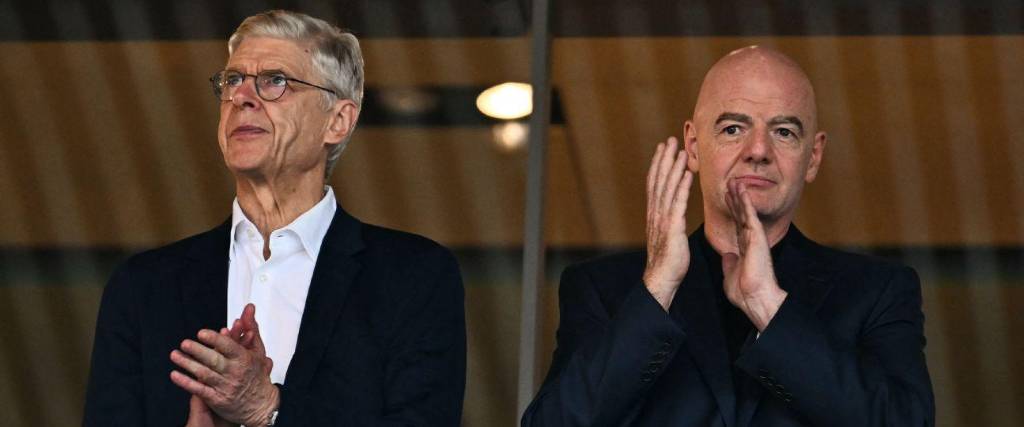 El entrenador Arsene Wenger (izq.) junto con el presidente de la FIFA Gianni Infantino.