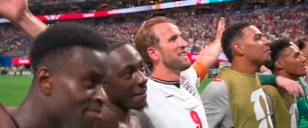 Emotiva celebración de la Selección de Inglaterra con su hinchada ante su pase a octavos de final 