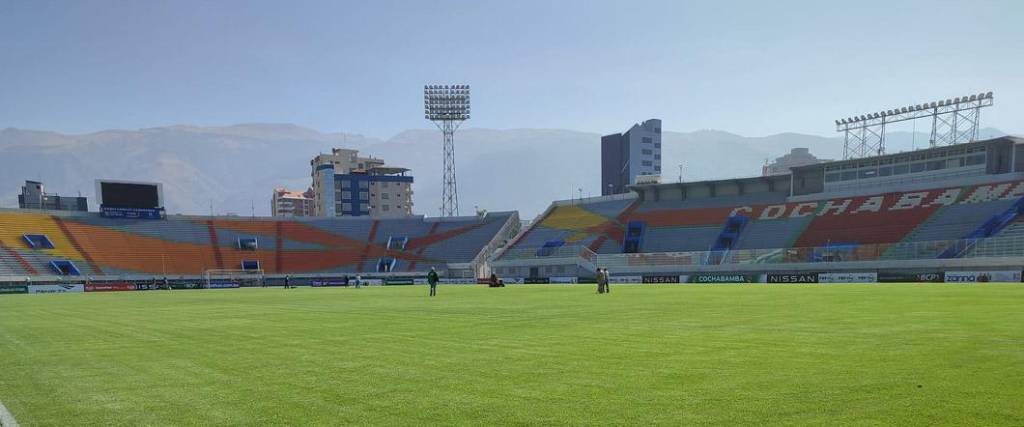 Así luce el estadio Félix Capriles para albergar el compromiso entre Bolivia y Panamá.