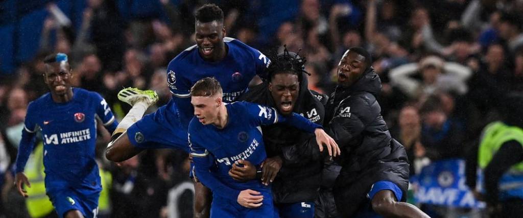 El mediocampista Cole Palmer anotó tres goles para la remontada del conjunto londinense ante el United.