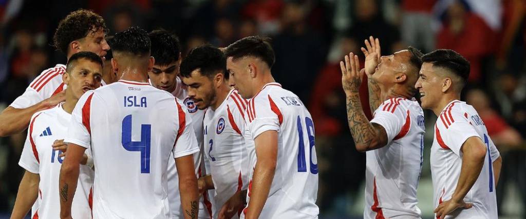 La selección trasandina derrotó a Albania en el debut del argentino Ricardo Gareca como nuevo DT.