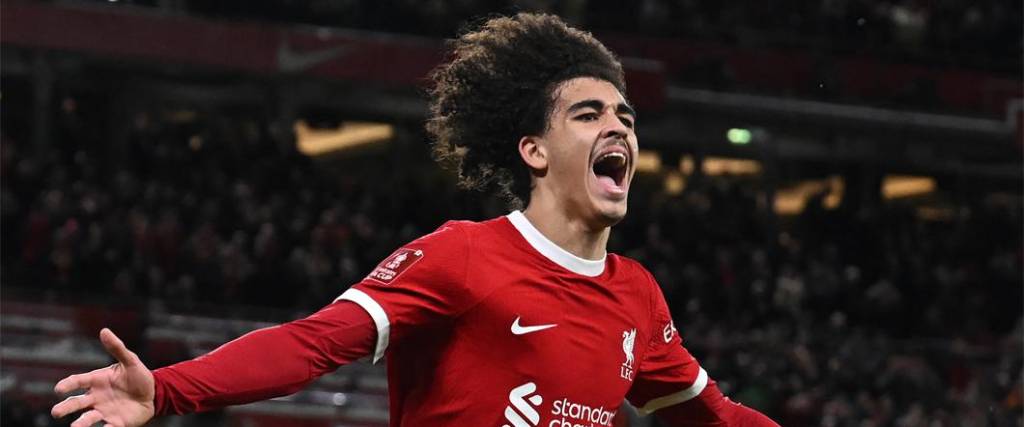 El delantero Jayden Danns, de 18 años, anotó un doblete para e triunfo por goleada del Liverpool en Anfield