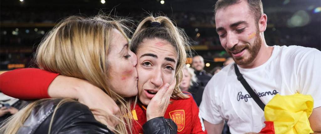 Los familiares de Olga Carmona la felicitan tras el final del Mundial.