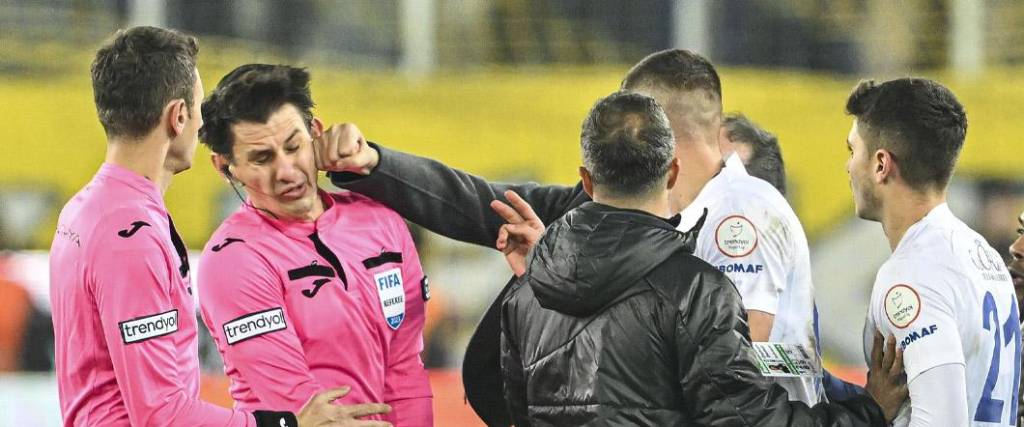 El árbitro Halil Umut Meler fue agredido por el presidente del club Ankaragücü, en la Superliga turca.