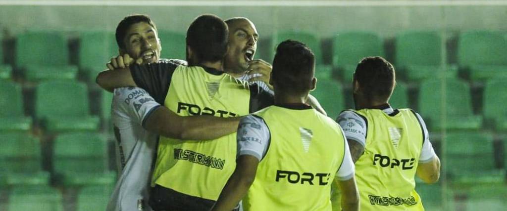 Los jugadores del cuadro aviador celebraron la clasificación tras el penal convertido por Nahuelpán.