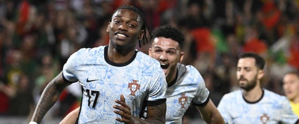 El delantero del AC Milan, Rafael Leao, abrió el marcador para el selección lusa con un tremendo golazo.