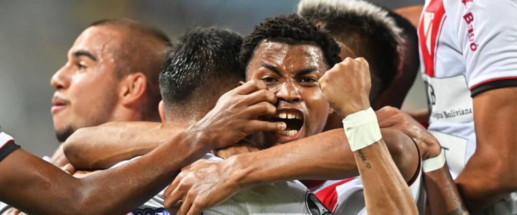 La celebración eufórica de los jugadores de Always Ready tras conseguir la clasificación en suelo peruano.