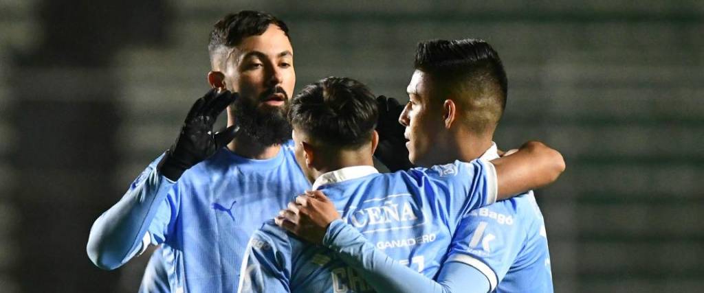 Los jugadores de la academia felicitan al tarijeño Ramiro Vaca por el golazo que anotó para el 3-1 parcial.