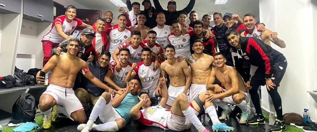 Los jugadores y cuerpo técnico del conjunto ‘manzanero’ festejaron en el vestuario del estadio Hernando Siles