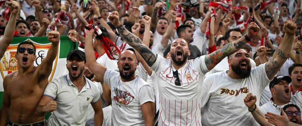 Los hinchas del Sevilla y la Roma protagonizaron una pelea en el centro de la ciudad de Budapest.