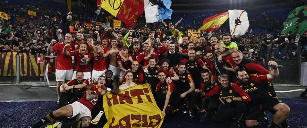 La Roma terminó festejando con su gente el triunfo en el derbi de la capital italiana sobre la Lazio.