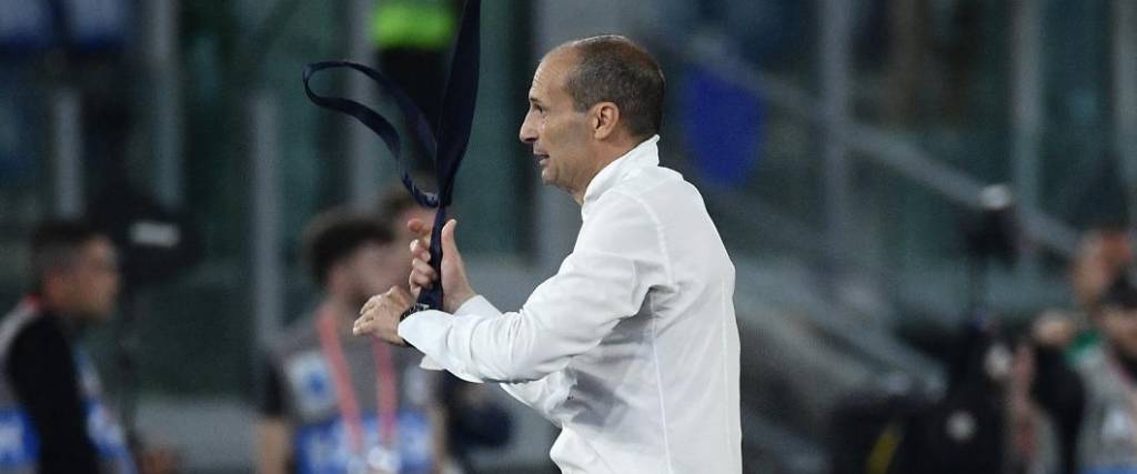 El técnico de la Juventus explotó de ir tras ser expulsado por el juez y este se desquitó con el cuarto árbitro.