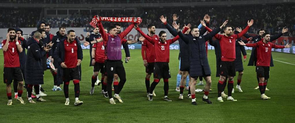 Los jugadores Georgios festejaron el pase a la Eurocopa y luego el aficionados invadieron el campo de juego.