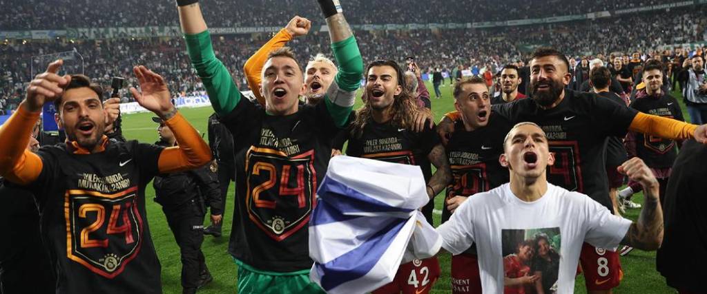 Los jugadores del equipo de Estambul celebraron el título número 24 en la historia del club en Turquía.
