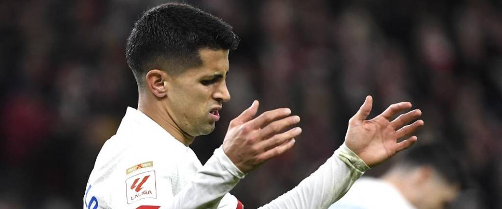 El portugués Joao Cancelo no tuvo un buen partido y su equipo lo sintió en la parte ofensiva.