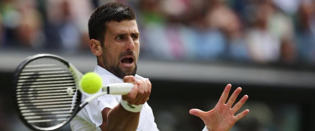 El tenista serbio perdió su primer set en Wimbledon, pero logró avanzar a la ronda de cuartos de final.