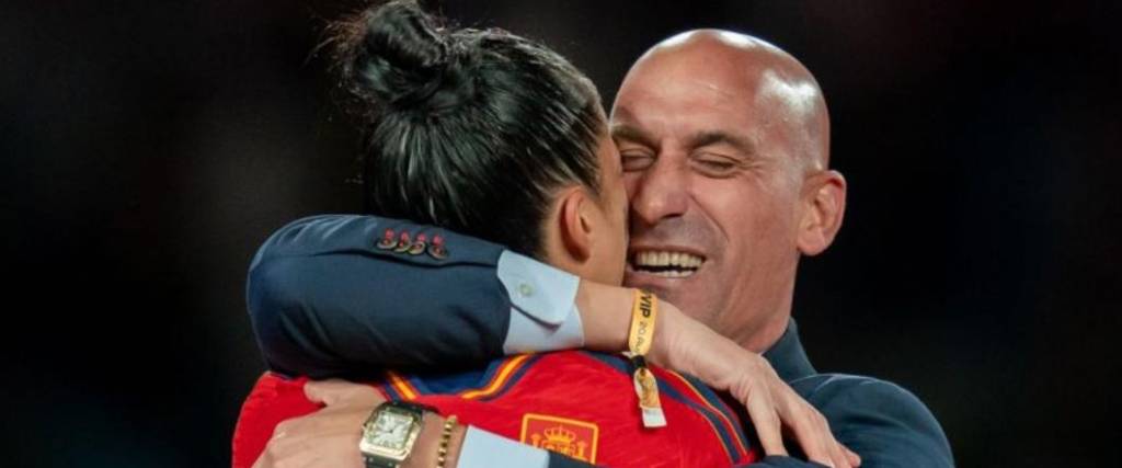 El presidente de la RFEF, Luis Rubiales, salió a disculparse por besar a la jugadora Jenni Hermoso.