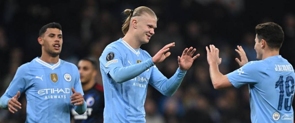 El noruego Erling Haaland felicita al argentino Julián Álvarez, ambos anotaron para el triunfo del City.