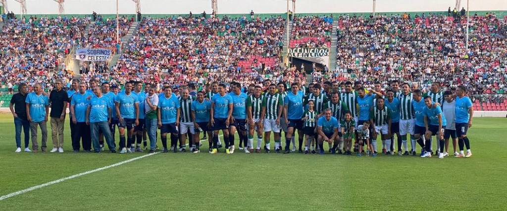 Los exjugadores de ambos equipos sostuvieron un duelo amistoso en el estadio Tahuichi.