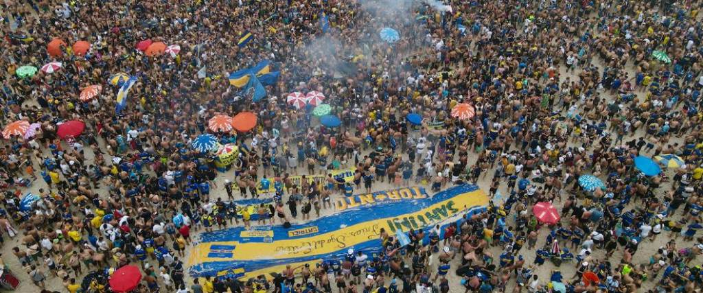 Los hinchas de Boca inundaron la playa de Copacabana en la ciudad de Río de Janeiro.