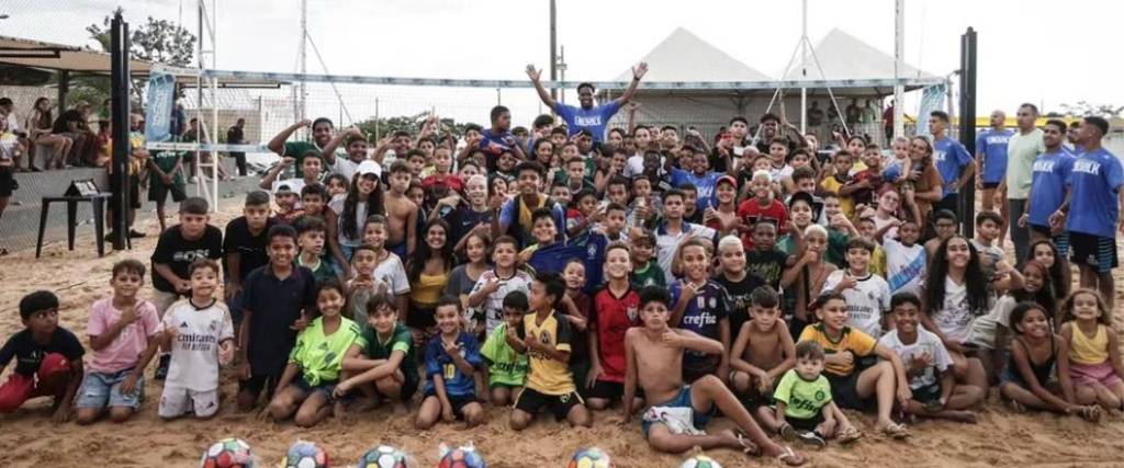 El joven delantero, de 18 años, compartió un momento agradable con niños de escasos recursos en Brasilia.