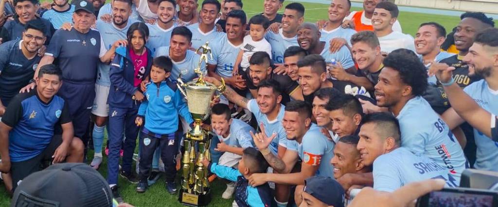 Los jugadores de Aurora celebraron la obtención de la Copa Cochabamba tras vencer a Wilstermann.