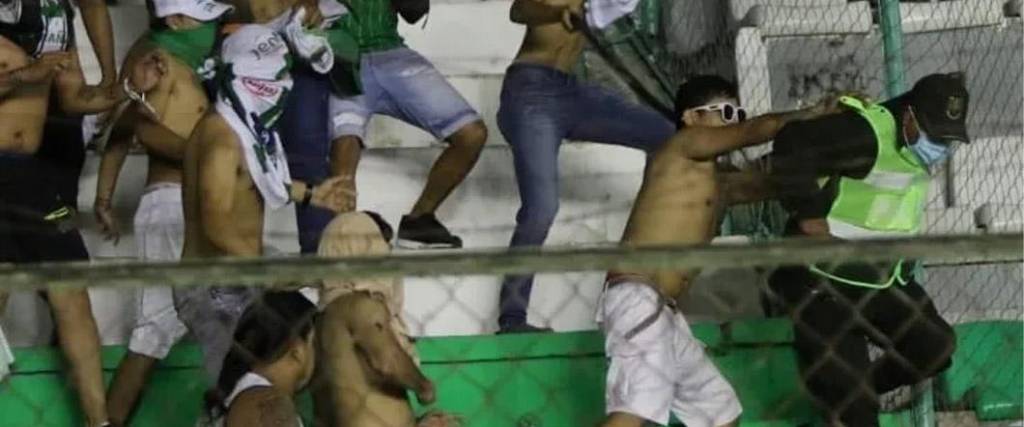 No es la primera vez que los barras de Oriente Petrolero tienen enfrentamientos con la Policía en el estadio.