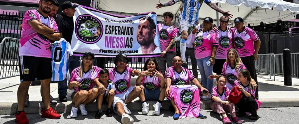 El grupo Messias 305 se organizó para recibir al astro argentino en las afueras del estadio del Inter Miami.