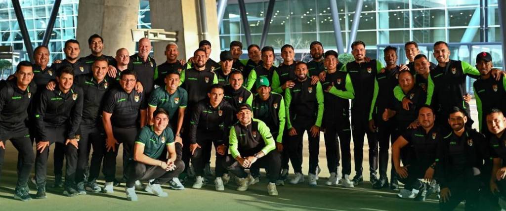 Los jugadores de la Verde posaron para la foto en el aeropuerto internacional Houari Boumedienne.