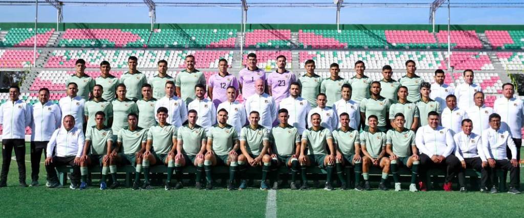 El plantel de 30 jugadores, junto al cuerpo técnico de la Verde, posaron para la fotografía oficial.