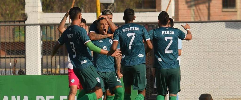 Los jugadores del cuadro chapaco celebraron el tanto conseguido por Graneros para la victoria en Quillacollo