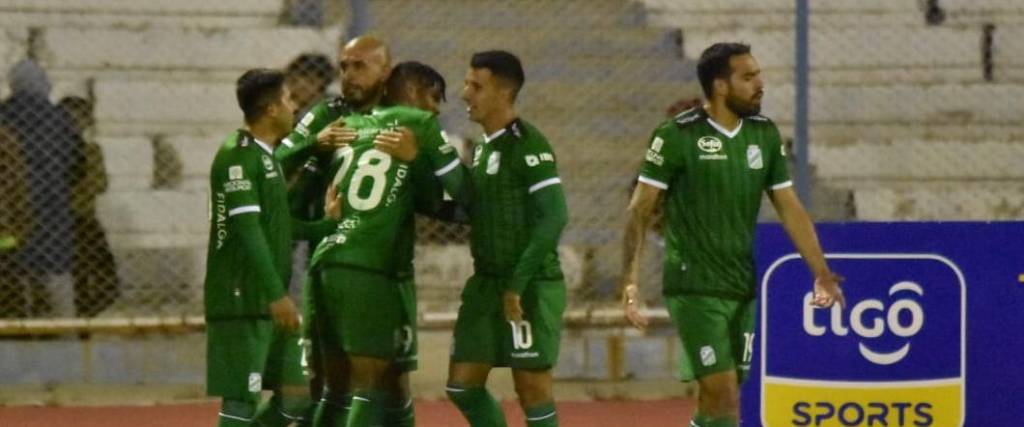 Los jugadores del cuadro refinero felicitan al argentino Marcos Riquelme tras marcar el 1-2 ante GV San José